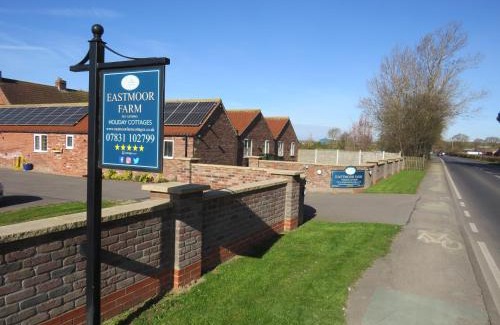 Bridlington House | The Feed Room At Eastmoor Farm Fully Renovated Fully Equipped 2 Bed Luxury Mews Cottage 1 Mile from the Beach