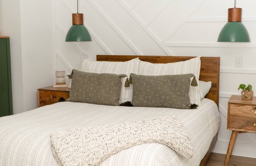 Lynn Apartment | The Fiddle Leaf Getaway- Your Outdoor Oasis Near TIEC and mountains!