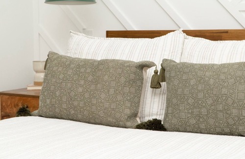 Lynn Apartment | The Fiddle Leaf Getaway- Your Outdoor Oasis Near TIEC and mountains!