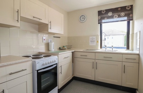 Littlehampton Cottage | THE FIRELIGHT FLAT AT MARINE COURT, family friendly in Littlehampton