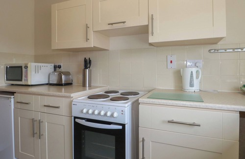 Littlehampton Cottage | THE FIRELIGHT FLAT AT MARINE COURT, family friendly in Littlehampton