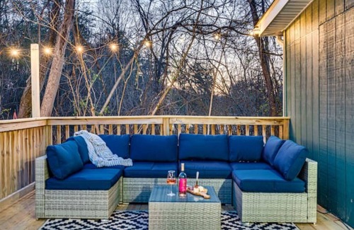 Elkton Cabin | The Fireside Retreat/Hot Tub/Movie Shed/Yard Games