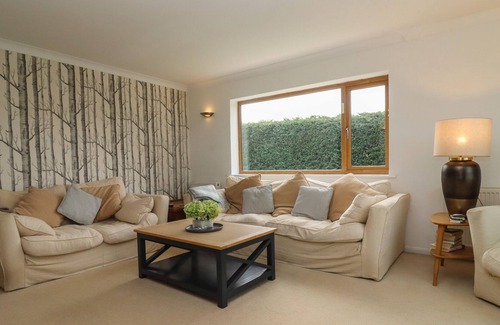 Brimpsfield House | THE FIRS RETREAT, pet friendly, luxury holiday cottage in Brockworth