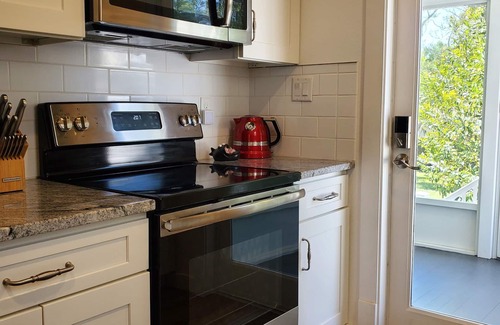 Mount Dora Cottage | "THE FISHERMAN'S COTTAGE" # 1 DESTINATION Rental in Historic District~Mount Dora