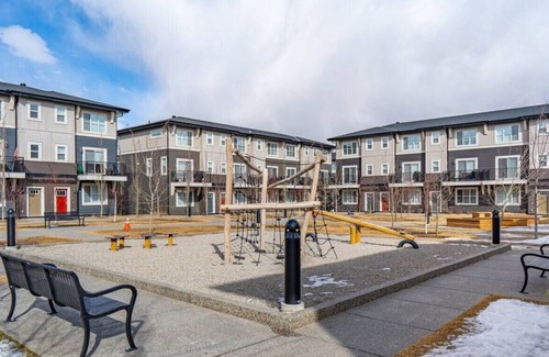 Calgary House | The Flight Lounge✈️ | Luxury townhome close to YYC
