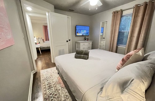 Murray Hill Apartment | The Flirty Flamingo on Post. Free parking Walkable