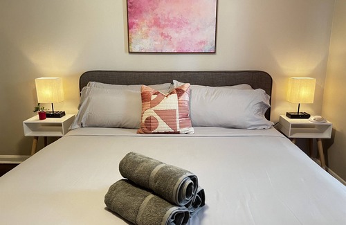 Murray Hill Apartment | The Flirty Flamingo on Post. Free parking Walkable