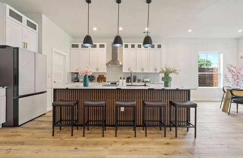 West Dallas Villa | The Floral Home In Dallas With 4 Bedrooms and Hot Tub.