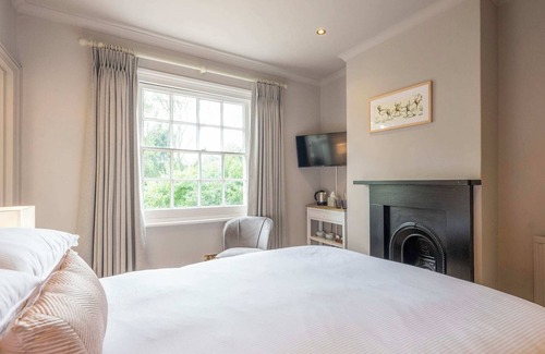 Henley-on-Thames Bed & Breakfast | The Flower Pot Hotel - Room 2 - Super King