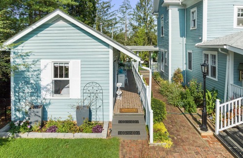 Weaverville Apartment | The Forest Studio provides a combination of modern amenities and convenience