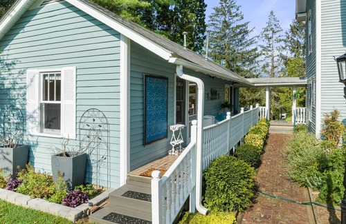 Weaverville Apartment | The Forest Studio provides a combination of modern amenities and convenience
