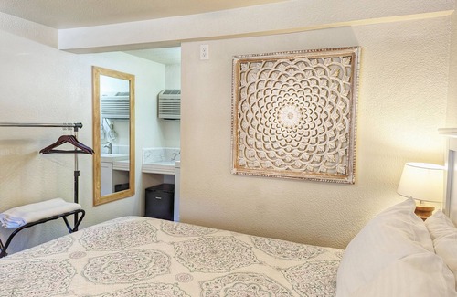 Manitou Springs Hotel | The Fountain Creek Inn of Downtown Manitou Springs [#202]n