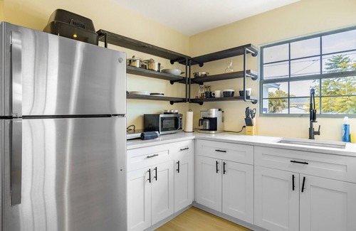 United Central Apartment | The four Suit Retreat- Elite Enclave 1 bed, 1 bath apartment with huge backyard