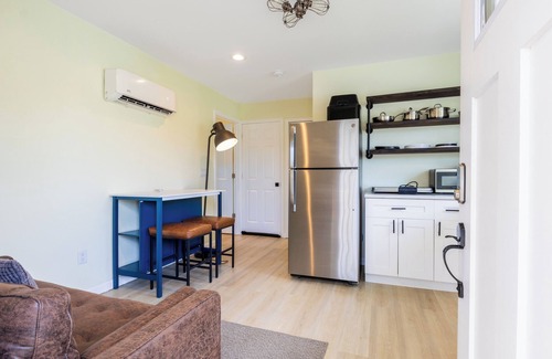 United Central Apartment | The four Suit Retreat- Elite Enclave 1 bed, 1 bath apartment with huge backyard