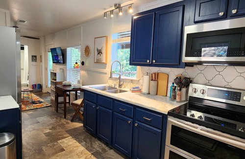 Oakhurst Cottage | The Fox Den~cabin near Bass Lake w/a spa, fire pit, king bed & forest access