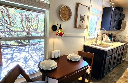 Oakhurst Cottage | The Fox Den~cabin near Bass Lake w/a spa, fire pit, king bed & forest access