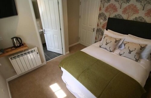 Wroughton Hotel | The Fox & Hounds