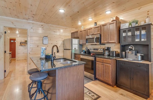 White Oak Lodge Cabin | The Foxtail Lodge - Bright, open spaces and a hot tub!