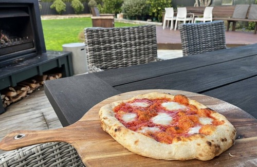Martinborough Cottage | The Frost Pot, Spa, Patenque Court, Pizza Oven, Outdoor fire, Private