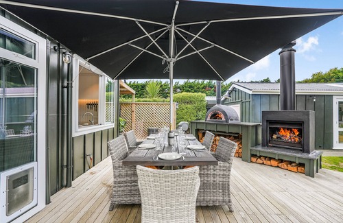 Martinborough Cottage | The Frost Pot, Spa, Patenque Court, Pizza Oven, Outdoor fire, Private