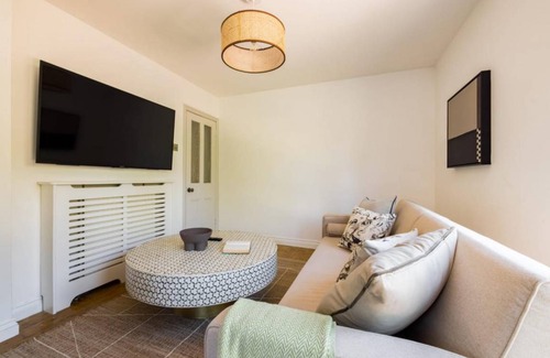Hammersmith and Fulham Apartment | The Fulham Bolthole - Beckoning 2BDR Flat with Garden