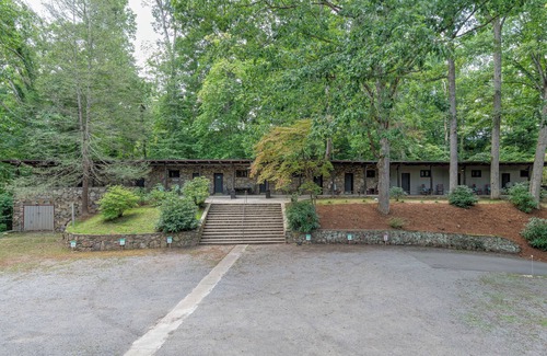 Waynesville Apartment | The Furry Lodge & Suites 13
