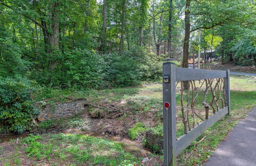 Waynesville Apartment | The Furry Lodge & Suites 13