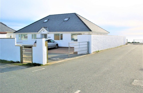 Tywyn House | The Gables is a large bungalow on the sea front with great sea views and sunsets