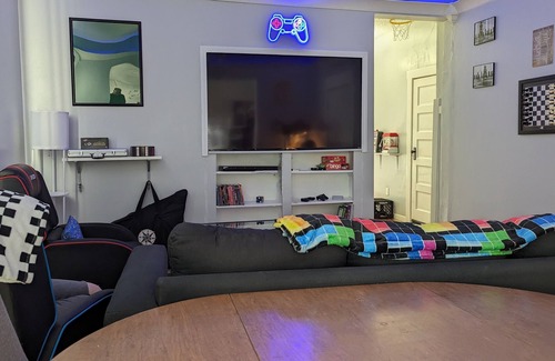 Springfield House | THE GAMER’S OASIS! Bring friends and family together for retro/modern gaming!