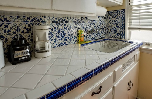 North of Wilshire Apartment | The Garden Casita - Great Location!