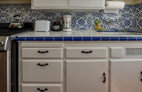 North of Wilshire Apartment | The Garden Casita - Great Location!