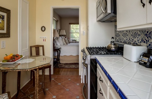 North of Wilshire Apartment | The Garden Casita - Great Location!