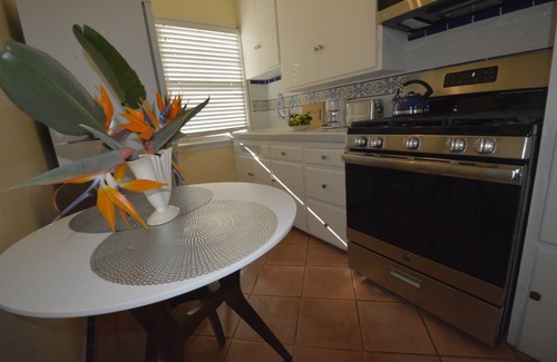 North of Wilshire Apartment | The Garden Escape - Great Location!