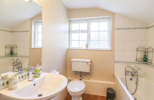Hadleigh Apartment | THE GARDEN FLAT AT HOLBECKS HOUSE, pet friendly in Hadleigh
