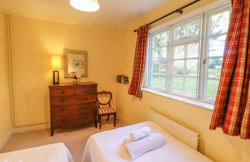 Hadleigh Apartment | THE GARDEN FLAT AT HOLBECKS HOUSE, pet friendly in Hadleigh