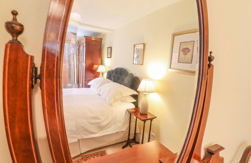 Hadleigh Apartment | THE GARDEN FLAT AT HOLBECKS HOUSE, pet friendly in Hadleigh