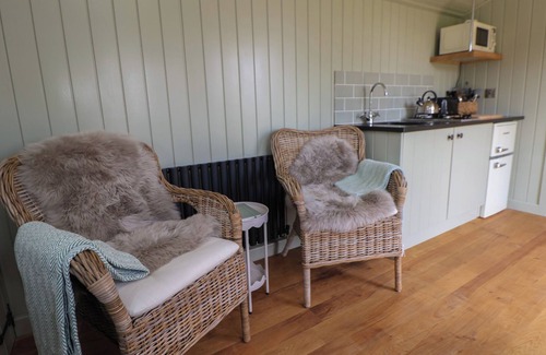 Wrexham Cottage | THE GARDEN HUT, romantic, with a garden in Cefn Park Estate