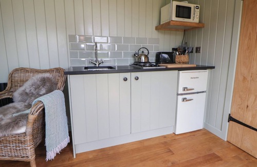 Wrexham Cottage | THE GARDEN HUT, romantic, with a garden in Cefn Park Estate