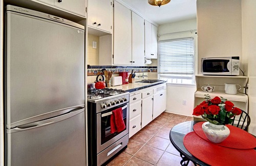 North of Wilshire Apartment | The Garden Suite - Great Location!