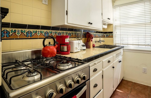 North of Wilshire Apartment | The Garden Suite - Great Location!