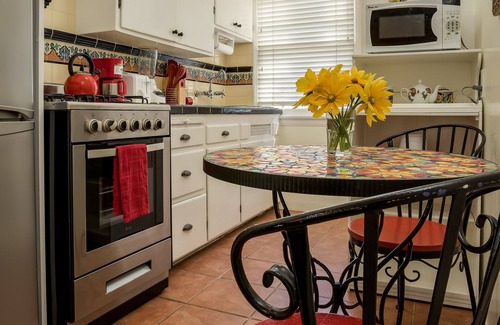 North of Wilshire Apartment | The Garden Suite - Great Location!