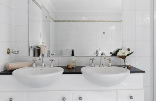 Wollongong West House | The Garden Townhome - Heart Of Wollongong