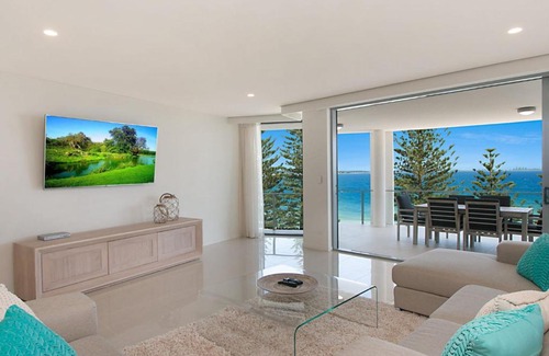 Coolangatta Apartment | The Garland Unit 702 Beachfront Apartment in Rainbow Bay Coolangatta