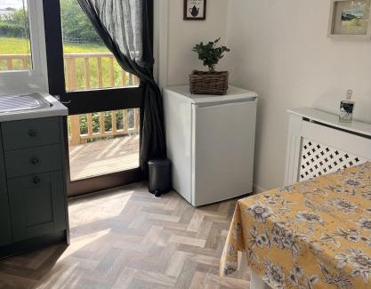 Clyst St Mary Apartment | The Garret Studio Apartment,Balcony views & Parking