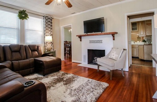 Richmond Hill Cottage | The Gas Lantern-Quiet and Convenient *Pets*