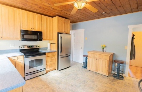 West Wareham House | The Gateway Getaway! Spacious kid friendly home with HOT TUB in fabulous Wareham