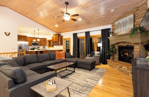 The Galena Territory House | The Gathering Place- Modern, Spacious, 6 Bedrooms