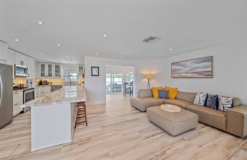 Gulf Gate Estates House | The Gecko House - Long Stays Are Welcomed - 3D Tour Available!