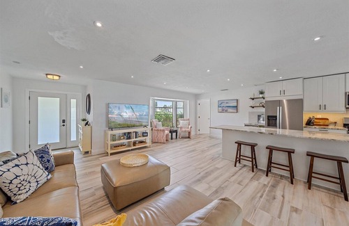 Gulf Gate Estates House | The Gecko House - Long Stays Are Welcomed - 3D Tour Available!