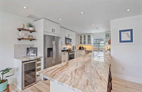 Gulf Gate Estates House | The Gecko House - Long Stays Are Welcomed - 3D Tour Available!